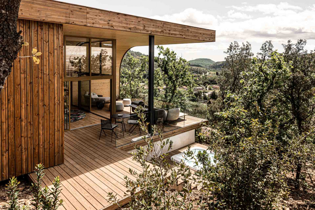 souki lodge in the Hérault, surrounded by cicadas © mr. tripper