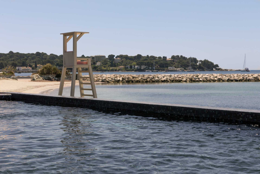 Cap d'Antibes Beach Hotel, a modern hotel right on the waterfront © adresses hotels