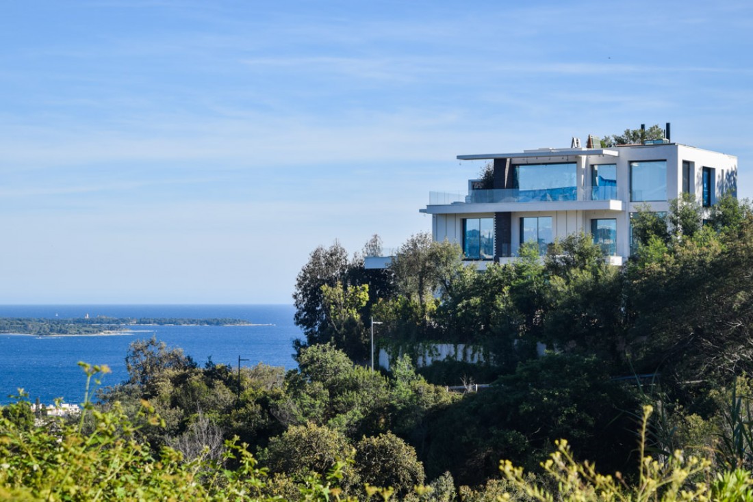 villa perched on the hill of Croix des Gardes © yonder.fr