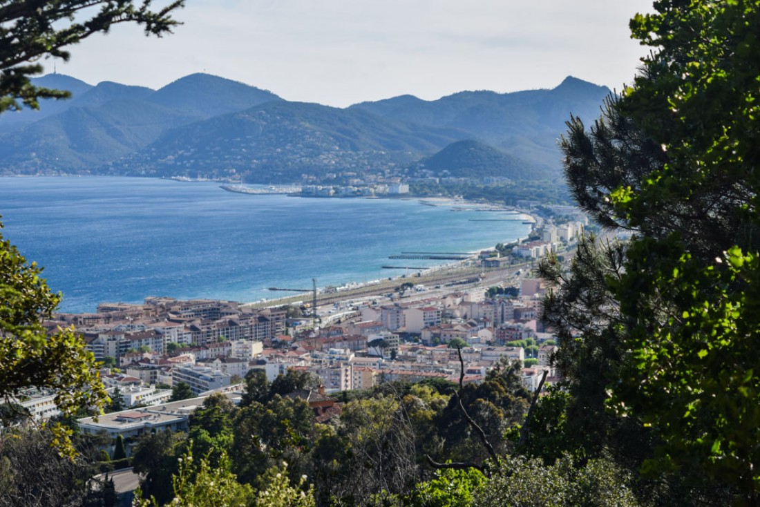 View of Cannes, La Bocca, and Mandelieu from the Croix des Gardes hill © yonder.fr