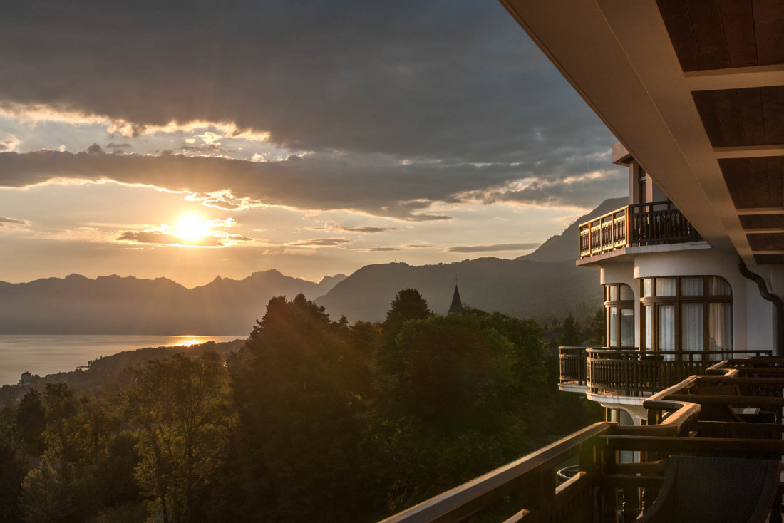 Hotel Royal Evian overlooks Lake Geneva from the French shore © dr