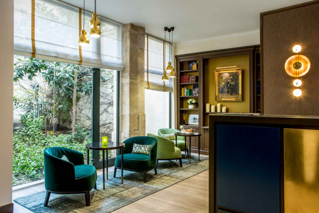 petit salon avec vue sur le jardin à l'hôtel d'orsay rue de lille © dr