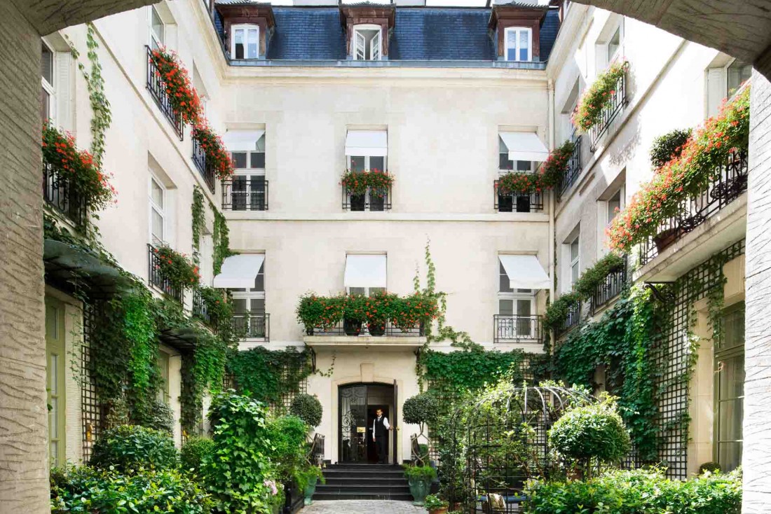 The 5-star Relais Christine hotel, with its beautiful, lush courtyard and impeccably dressed concierges, in Saint-Germain-des-Prés © dr