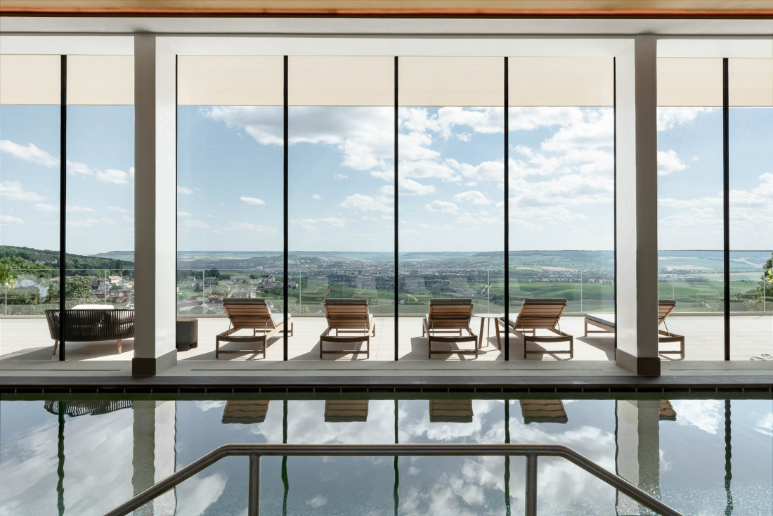 royal champagne hôtel & spa | swimming pool with a view of the vineyard © dr