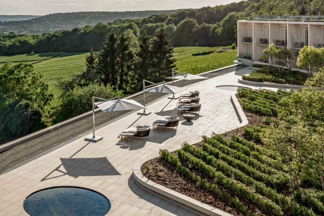 The Hôtel Royal Champagne literally overlooks the vineyards of Champagne © dr
