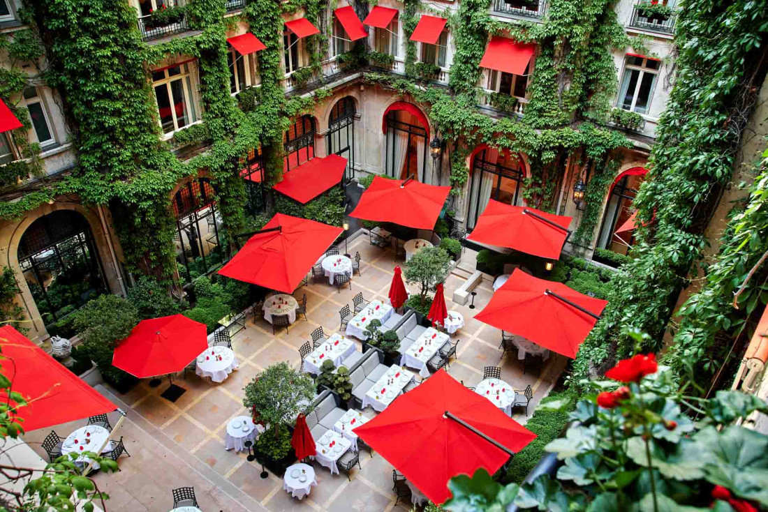 In Paris's 8th arrondissement, the iconic courtyard of the Plaza Athénée © Plaza Athénée