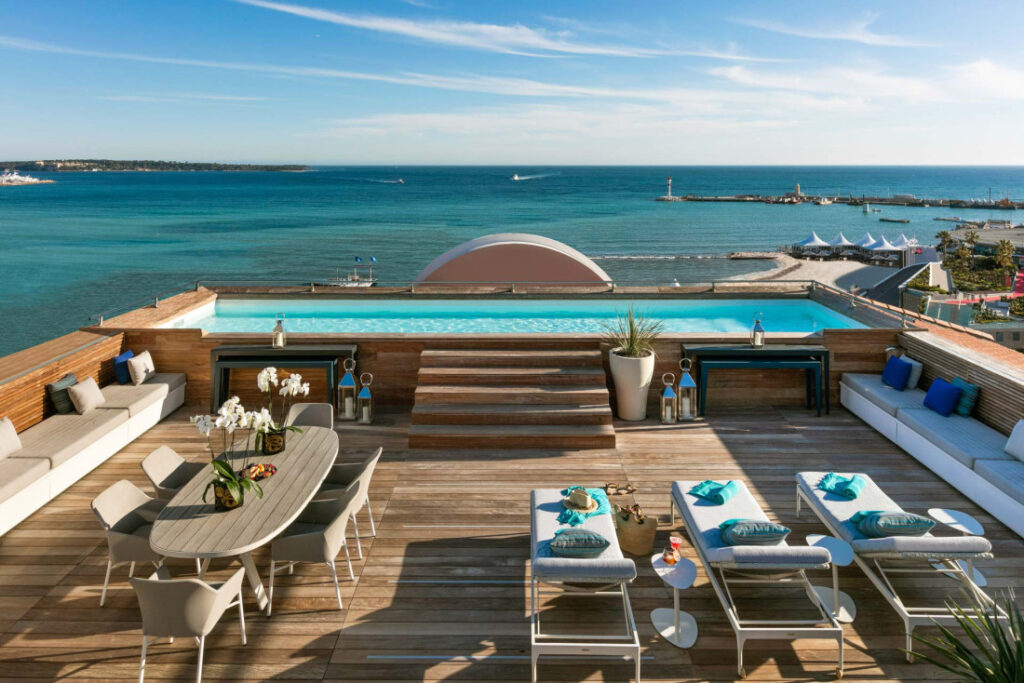 Le Majestic, one of the most beautiful spa hotels in Cannes © barrière