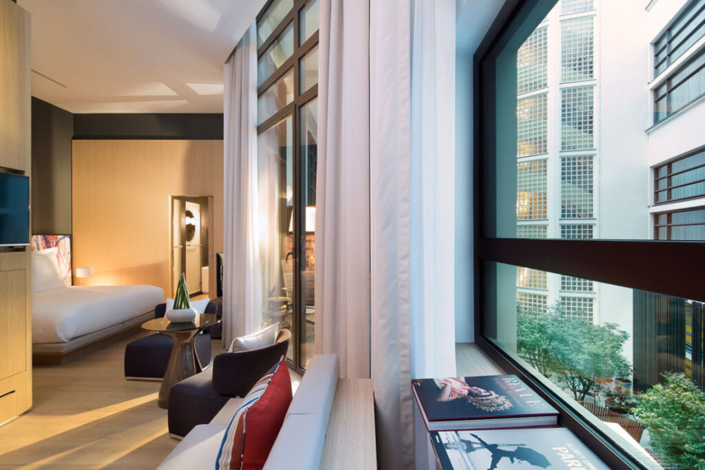 among the most beautiful hotels near the Champ de Mars, le cinq codet