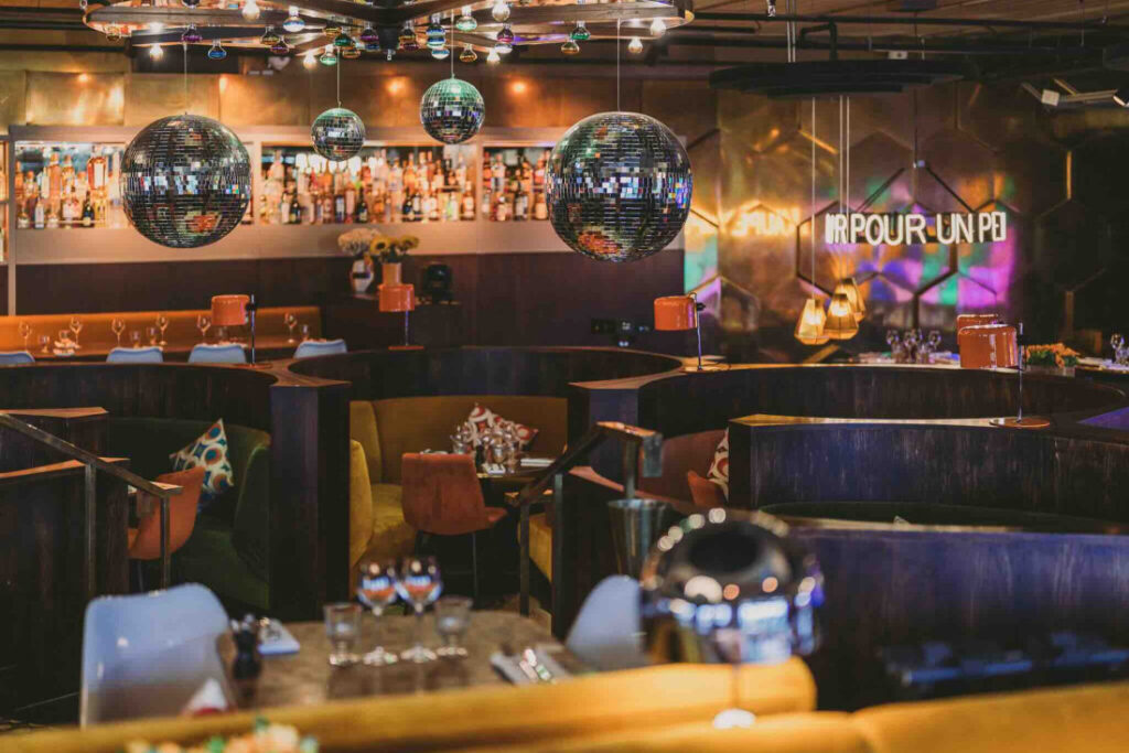 dinner at a festive Parisian bistro © podium