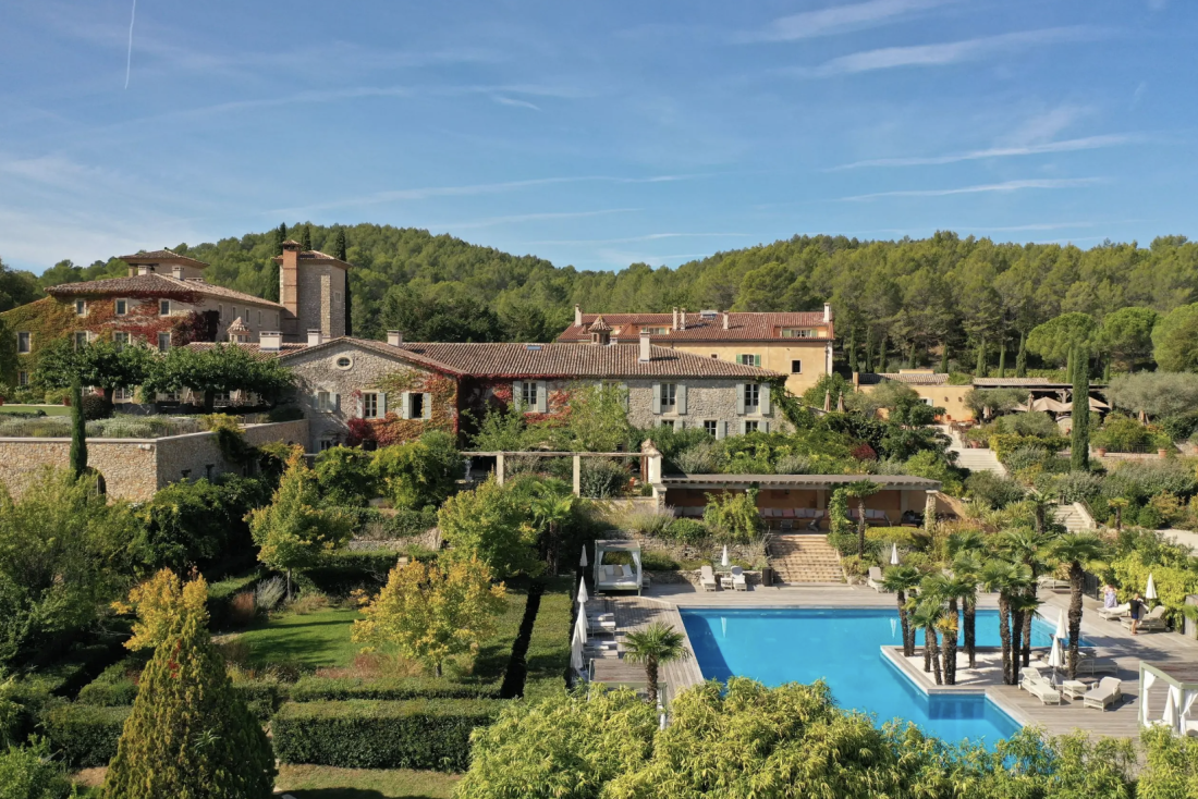 a hotel nestled in a vineyard in Provence © château de berne