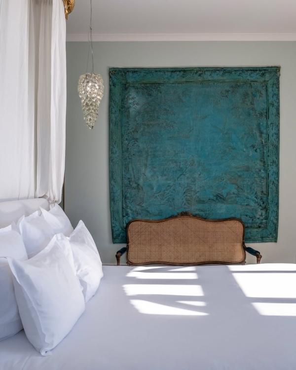 bienvenue dans la chambre madame de pompadour, où la douce lumière du matin, l’art de vivre à la