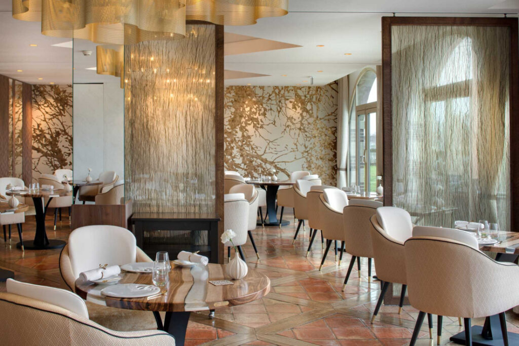 The dining room at La Cote Saint Jacques @ Jérôme Mondière