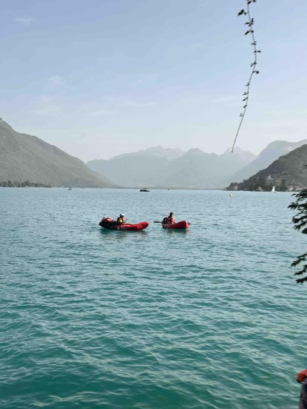 en packcraft sur le lac d'annecy © maïa morgensztern